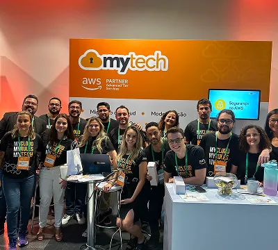 Equipe em um stand da Mytech AWS.