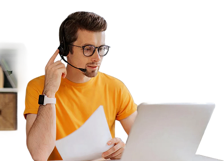 Homem com um headset e um notebook